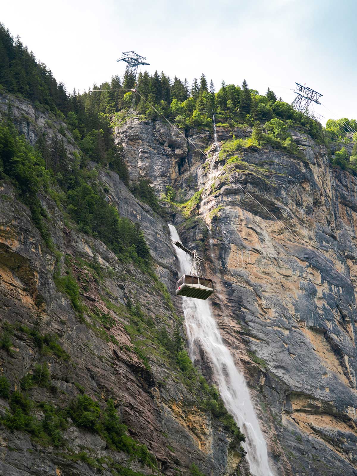 Téléphérique et gondole de Stechelberg à Mürren, Vallée de Lauterbrunnen, Suisse / Gondola Cable Car from Stechelberg to Mürren, Lauterbrunnen Valley, Switzerland