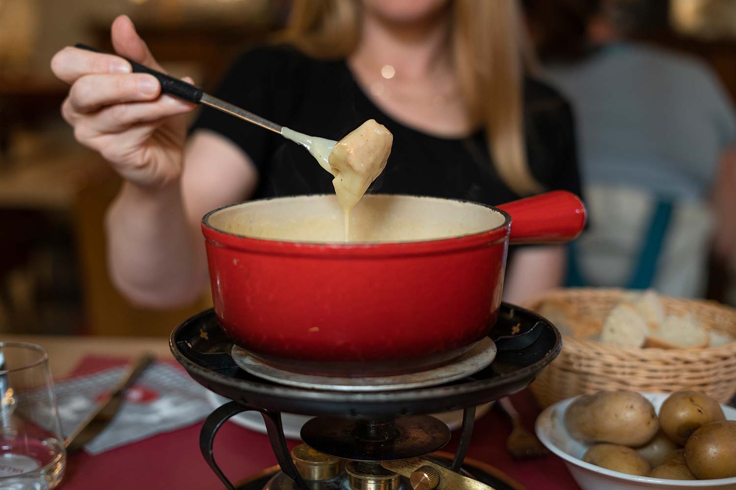 Fondue au fromage, Restaurant Whymper Stube, Zermatt, Suisse / Cheese Fondue, Whymper Stube Restaurant, Zermatt, Switzerland