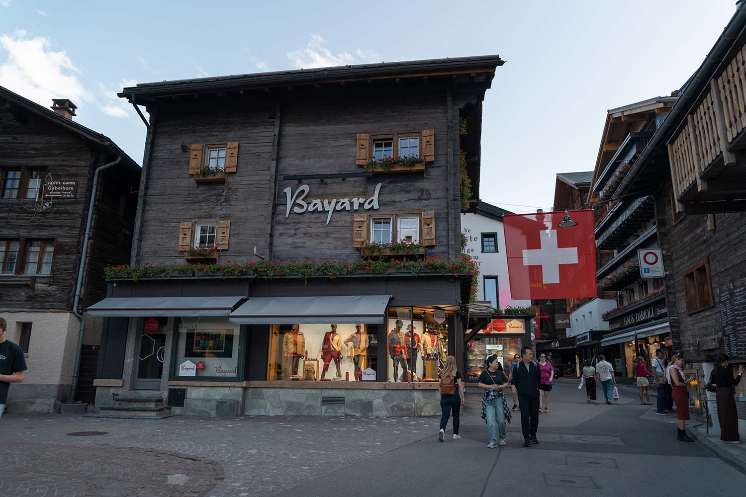 Boutique Bayard, rue Bahnofstrasse, Zermatt, Suisse / Bayard Shop, Bahnofstrasse Street, Zermatt, Switzerland