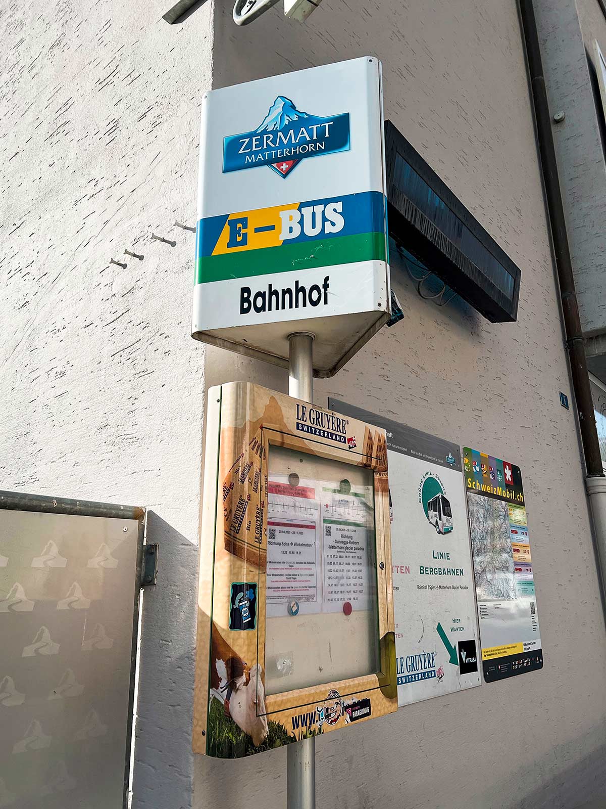 Arrêt autobus, E-Bus, Zermatt mont Cervin, Suisse / Bus Stop, E-Bus, Zermatt Matterhorn, Switzerland