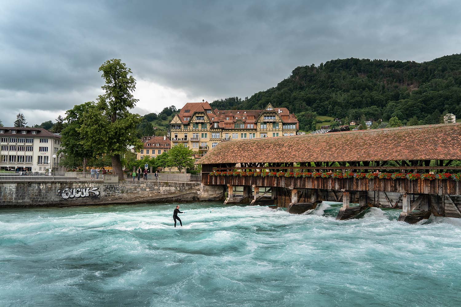 Surfeur, Pont Scherzligschleuse, Thoune, Suisse / Surf, Scherzligschleuse Bridge, Obere Schleuse, Thun, Switzerland